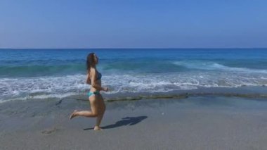 Kadın deniz sahildeki idare ediyor 