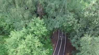 sokak arabalar ve diğer bir tarafı ile