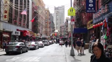  mağazaları ile sokakta yürüyen turist 