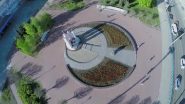 Asker-internationalists anıt ile Square yakınındaki trafik