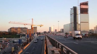 Üçüncü çevre yolu ve binaların yapım aşamasında arabaları