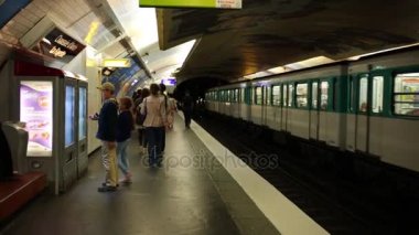 Çocuklar aperatif makinesi yeraltı Paris yakın