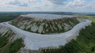 Beyaz dağ yamacında küçük Nehri yakınında 