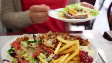 Gıda ile büyük beyaz tabak