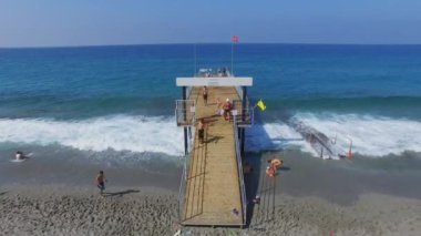 Turistler dinlen deniz ve İskelesi 