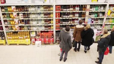 İnsanlar alkol Auchan dükkanda seçme