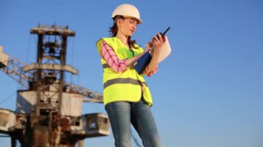 Bir kadın işçi radyo ile kağıda yazı