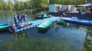 Rıhtımda sonbahar gününde konuşan insanlar