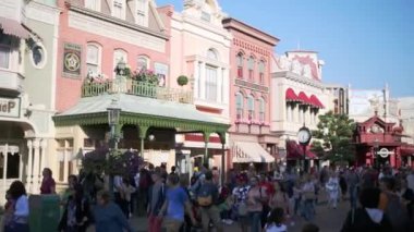 Disneyland güneşli sokakta insanlar yürümek