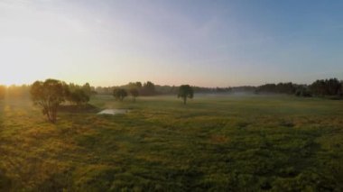 Yaz sabah sis alanıyla