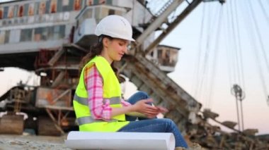Bir kadın işçi kariyer Stacker oturuyor