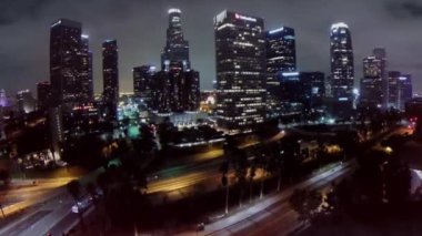 Finans bölgesi içinde gökdelenler yakınındaki trafik 