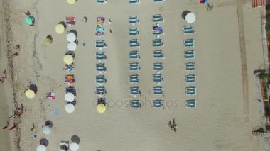 İnsanlar deniz plajında dinlenin 