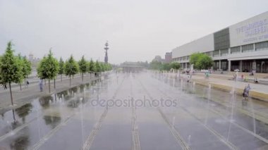 Setin insanlarla üzerinde kuru çeşme