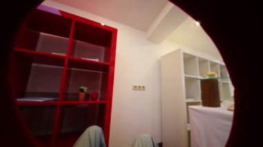 insanlar masalarında salonunda basın toplantısı 