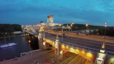 Turistik gemi yelken Novoandreevsky Köprüsü yakınlarında 