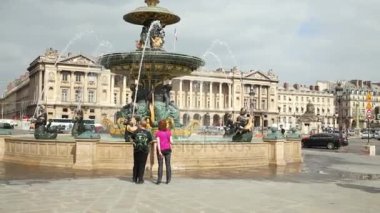 Concorde Meydanı 'ndaki Des Mers çeşmesindeki insanlar