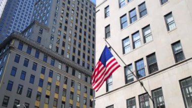 Van Cleef ve Arpels Dükkanı üzerinde bayrak