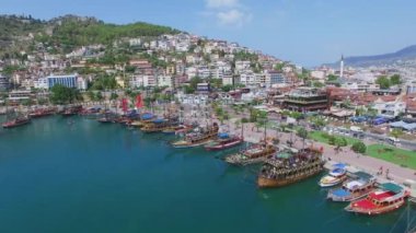 Alanya liman turistik gemi ile şehir panoraması