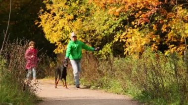Kız ve erkek kardeşim orman köpek ile çalıştırın