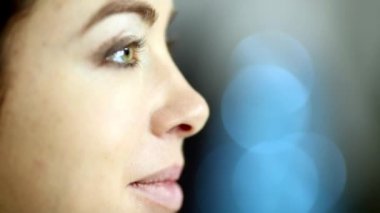 visagiste el göz farı modelinin üst kapak üzerinde fırça ile karışımları