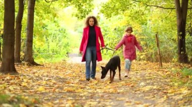 Anne ile kız yürümek köpek park ile