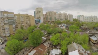 Şehir sokak ile konut evleri 