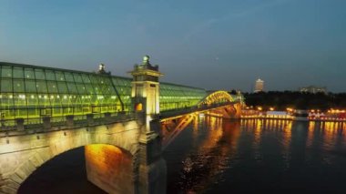 Cam çatı ile ışıklı köprü Pushkinsky