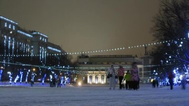 İnsanlar Chistye Prudy pistinde buz pateni