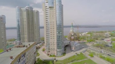 Konut evler ve kilise Nehri'nin kıyısında