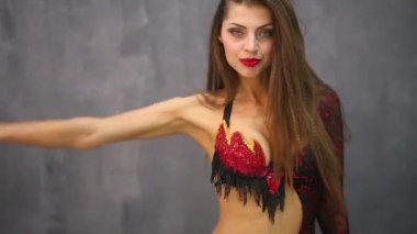 fan dansları ile kız modeli