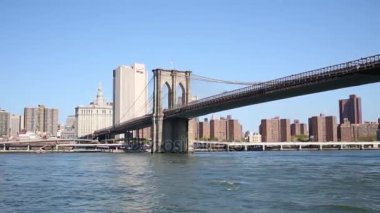 Brooklyn Köprüsü ve New York şehrinin gökdelenleri