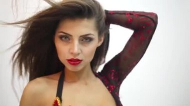 kız modeli uzun uçan saç ve fan ile