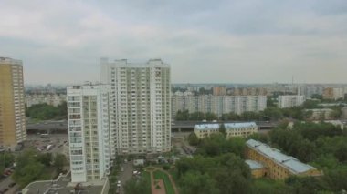 Cityscape Jaroslavskoe karayolu üzerinde trafik ile 