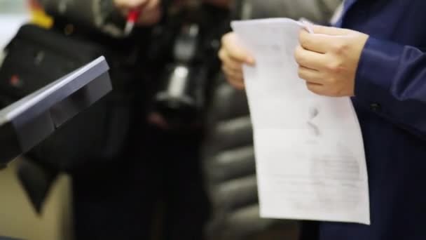 Мужские руки держат документы, отпечатки пальцев на бумаге — стоковое видео