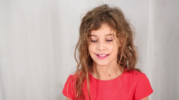 Bella ragazza con i capelli tostati sorriso — Video Stock