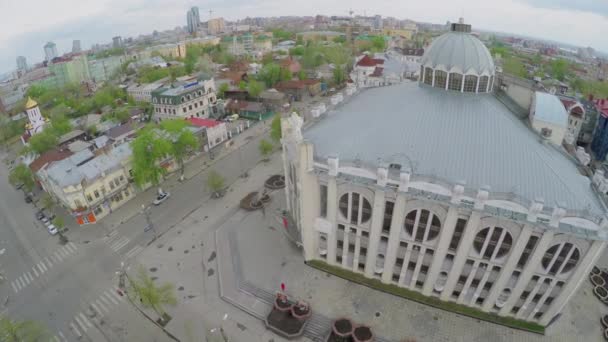 Paisaje urbano con edificio de la Filarmónica Estatal de Samara — Vídeo de stock