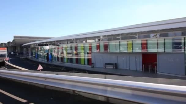 자동차는 고속도로에서 공항 터미널에 내려 — 비디오