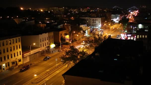 Zona residencial con carretera iluminada en Nueva York — Vídeo de stock