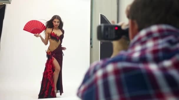 Fotograf střílí mladá dívka modelu — Stock video