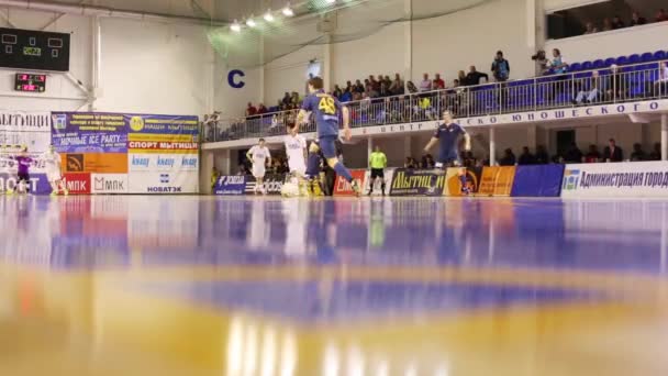 Spelers met reflectie op verdieping aan kampioenschap van zaalvoetbal spel — Stockvideo