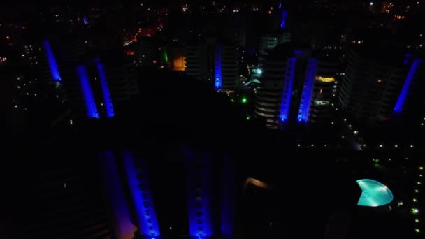 Морской комплекс с подсветкой в ночное время — стоковое видео