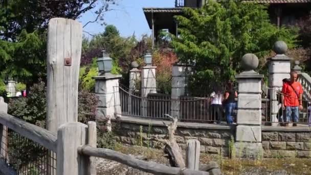 Mansión fantasma y gente en Frontierland of Disneyland — Vídeos de Stock
