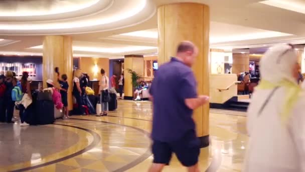 Personas caminando en el hotel Hilton — Vídeos de Stock