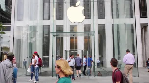 Люди, що йдуть на вулиці поблизу Apple store — стокове відео