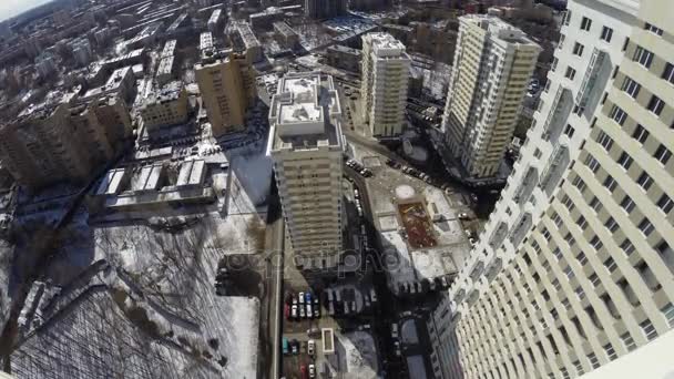 Площадь жилого комплекса зимой — стоковое видео