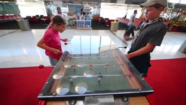 Los niños juegan fútbol juego de máquina en el aeropuerto — Vídeos de Stock