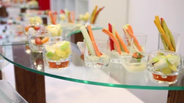 Groenten en fruit op een glazen tafel — Stockvideo