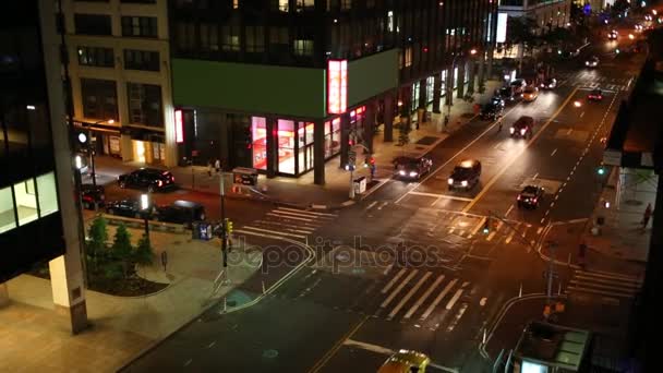 Straßenecke mit Autos in der Nacht in New York — Stockvideo