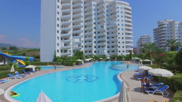 Les enfants se reposent près de la piscine de l'hôtel My Marine Residence — Video